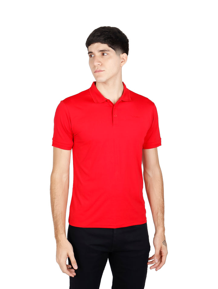 Hombre vistiendo una playera polo de color rojo con cuello y manga corta.