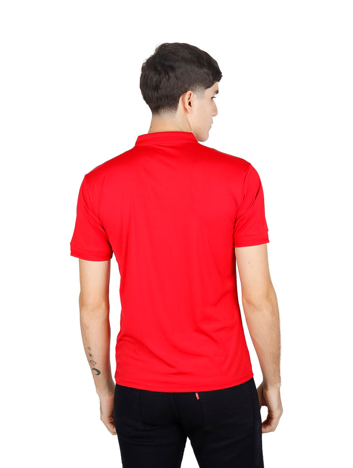 Hombre vistiendo una playera polo de color rojo con cuello y manga corta.