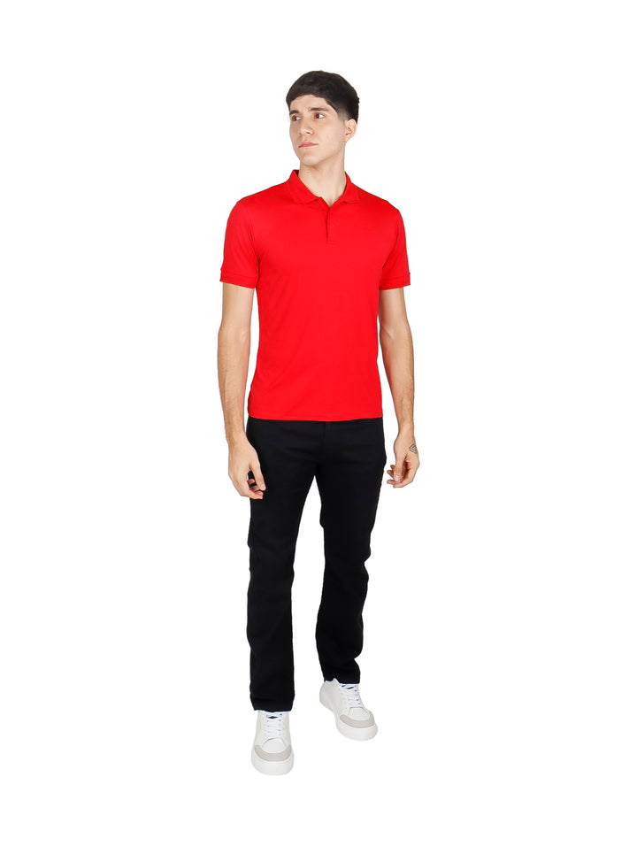 Hombre vistiendo una playera polo de color rojo con cuello y manga corta.