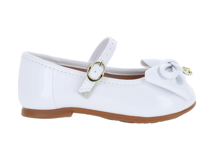 Zapato plano blanco de charol para niña con moño decorativo y correa con hebilla dorada.