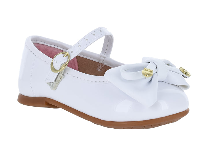 Zapato plano blanco de charol para niña con moño decorativo y correa con hebilla dorada.