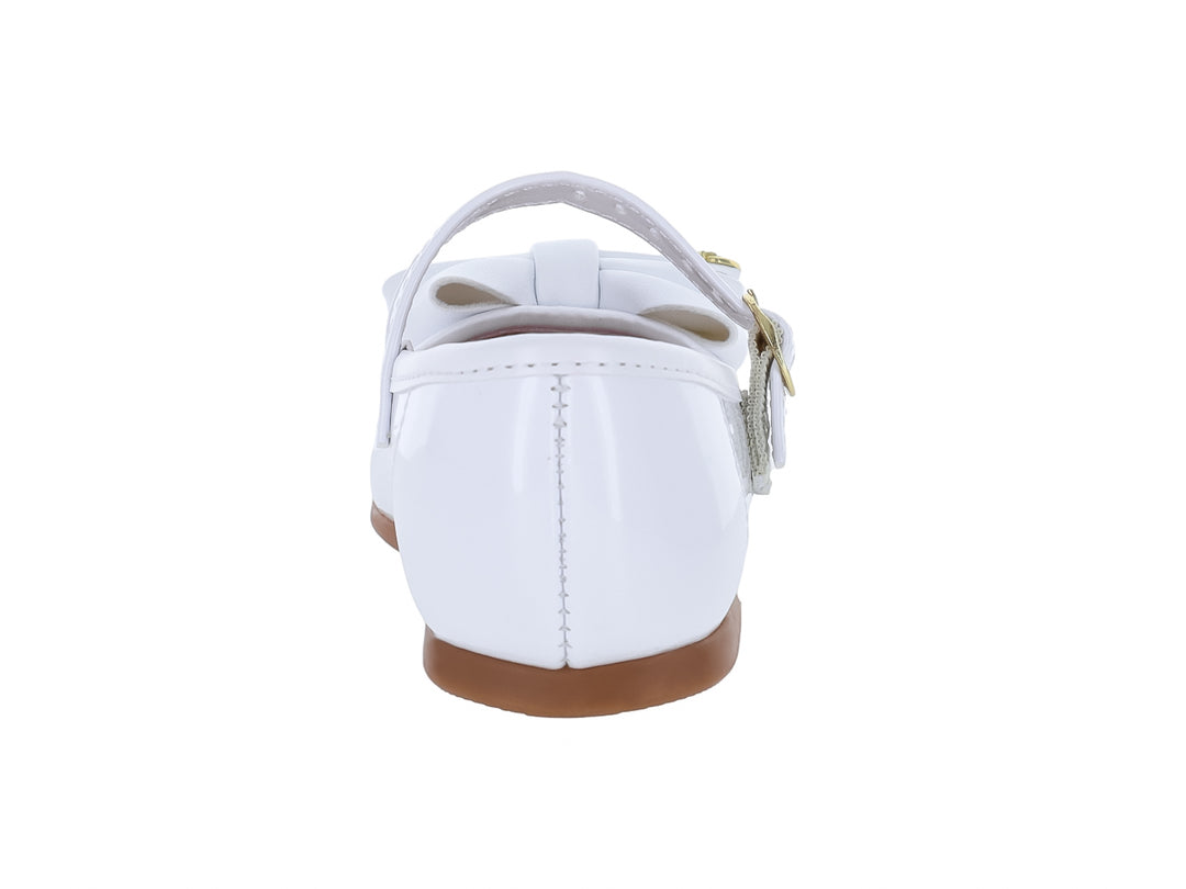 Zapato plano blanco de charol para niña con moño decorativo y correa con hebilla dorada.