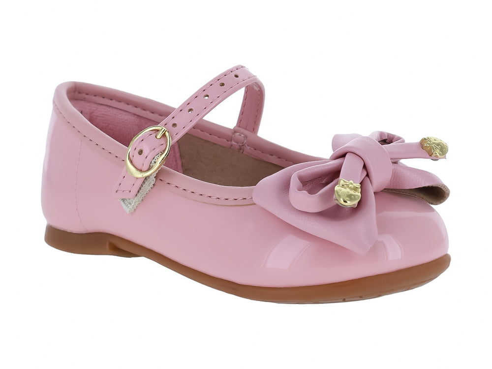 Zapato plano rosa brillante para niña con moño decorativo y correa con hebilla dorada.