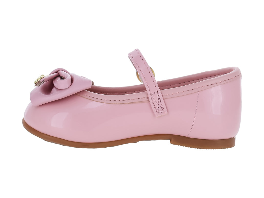 Zapato plano rosa brillante para niña con moño decorativo y correa con hebilla dorada.