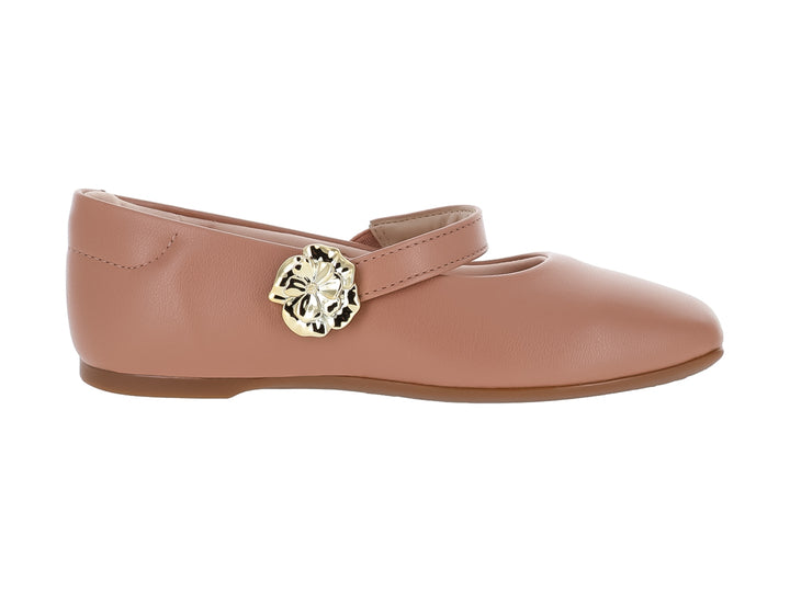 Zapato plano color nude para niña con correa y adorno dorado en forma de flor.