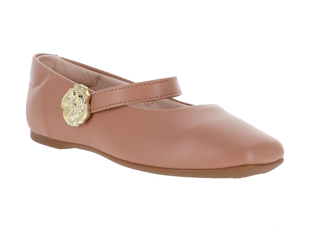 Zapato plano color nude para niña con correa y adorno dorado en forma de flor.
