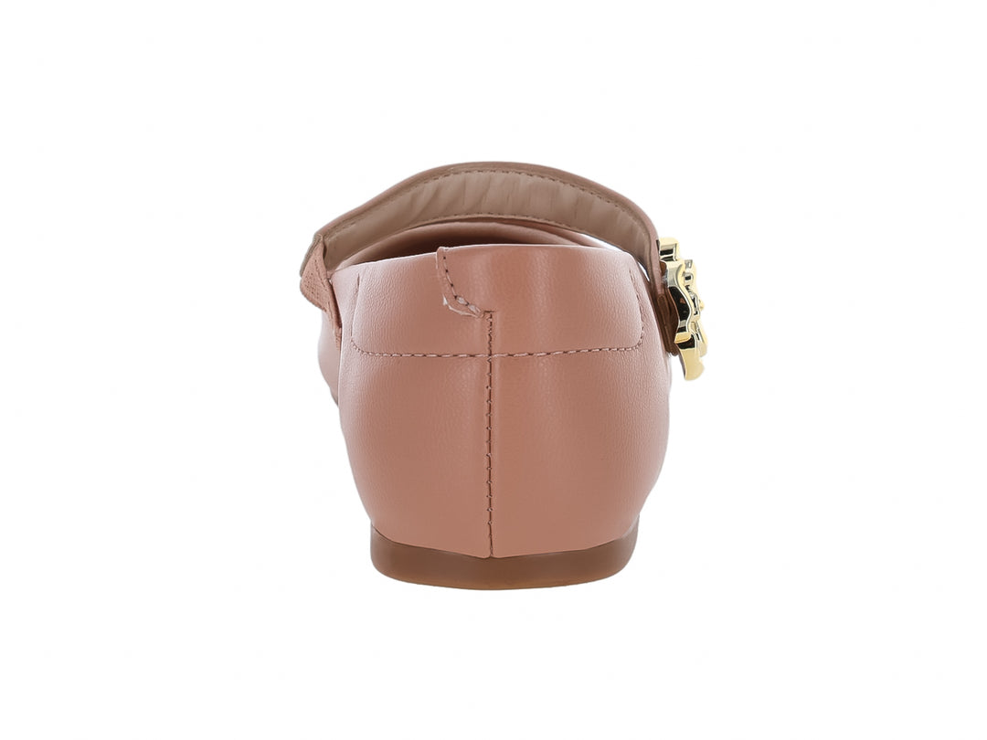 Zapato plano color nude para niña con correa y adorno dorado en forma de flor.