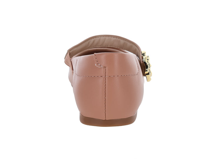 Zapato plano color nude para niña con correa y adorno dorado en forma de flor.