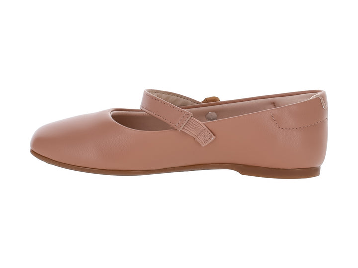 Zapato plano color nude para niña con correa y adorno dorado en forma de flor.