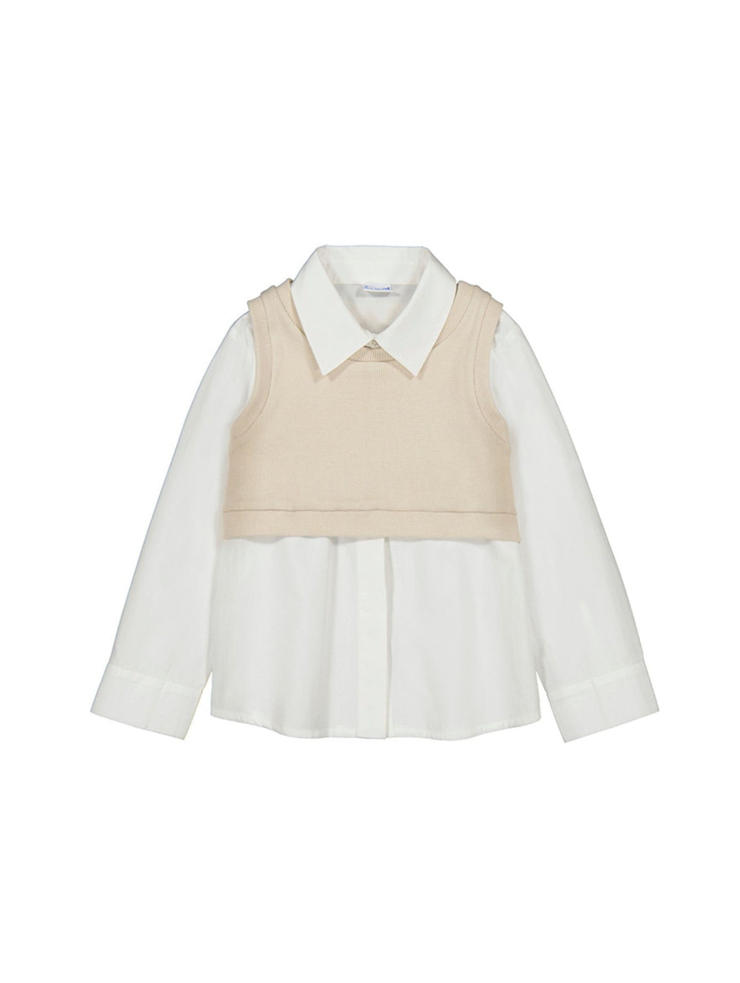Conjunto de blusa blanca de manga larga con un top corto color arena superpuesto.