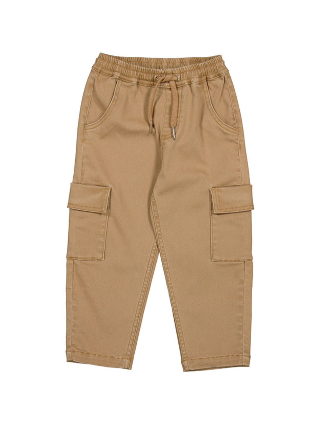 Pantalón cargo color camel para niño con cintura elástica y bolsillos laterales.