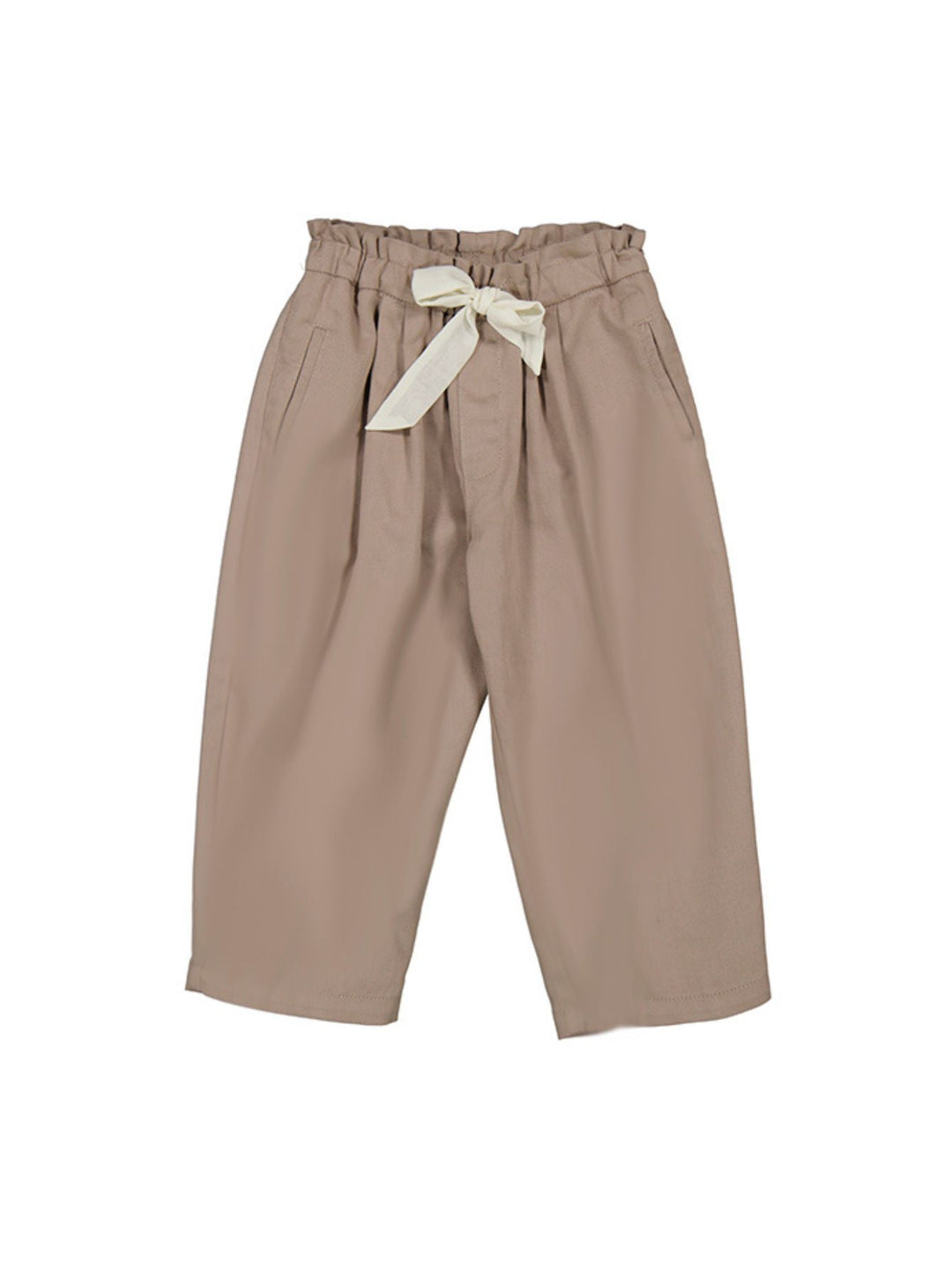 Pantalón color topo para niña con cintura elástica y moño blanco decorativo.
