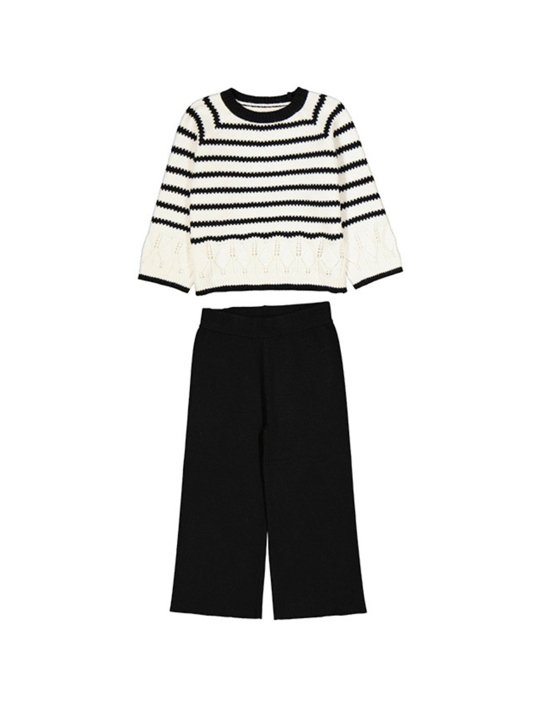 Conjunto de ropa Mayoral compuesto por suéter a rayas blancas y negras y pantalón negro ancho.