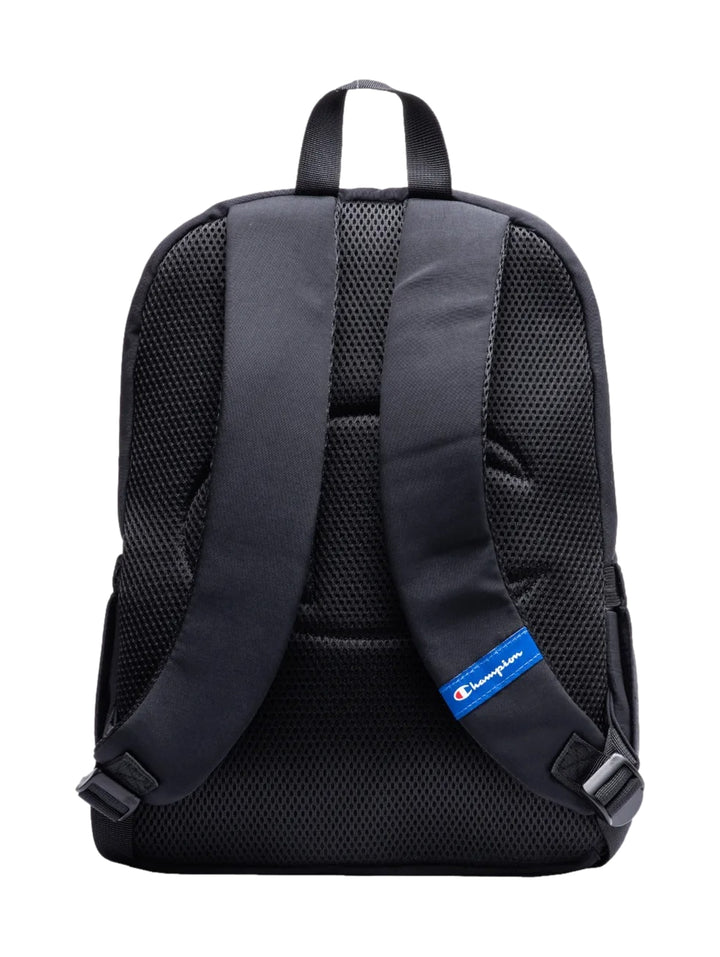 Mochila escolar Champion de color negro con bolsillo frontal y logotipos de la marca.