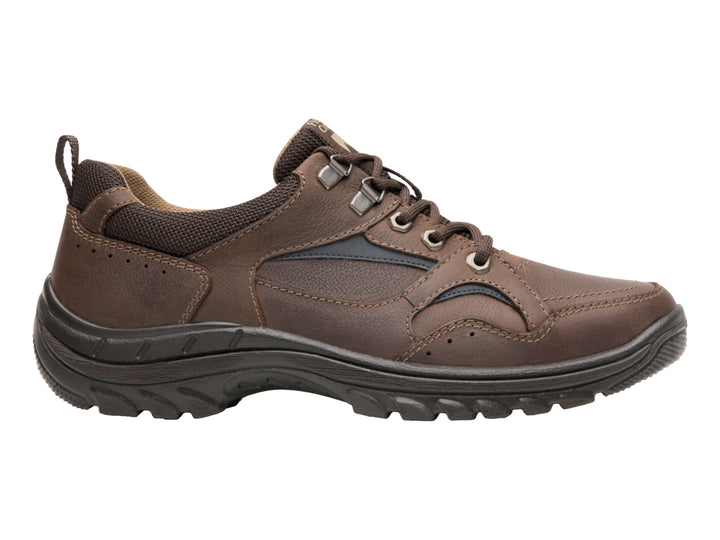 Zapato Flexi color chocolate de cuero con cordones y suela rugosa para caminata.