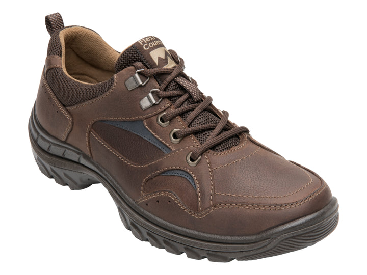 Zapato Flexi color chocolate de cuero con cordones y suela rugosa para caminata.