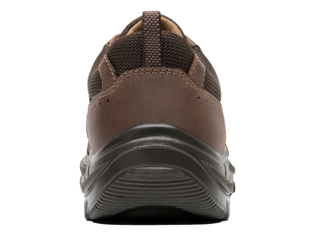 Zapato Flexi color chocolate de cuero con cordones y suela rugosa para caminata.