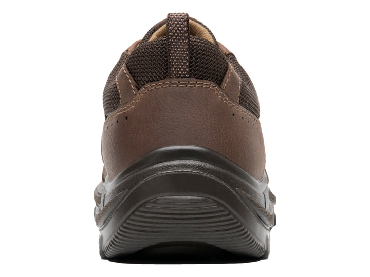 Zapato Flexi color chocolate de cuero con cordones y suela rugosa para caminata.
