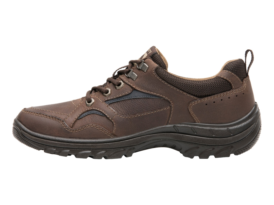 Zapato Flexi color chocolate de cuero con cordones y suela rugosa para caminata.