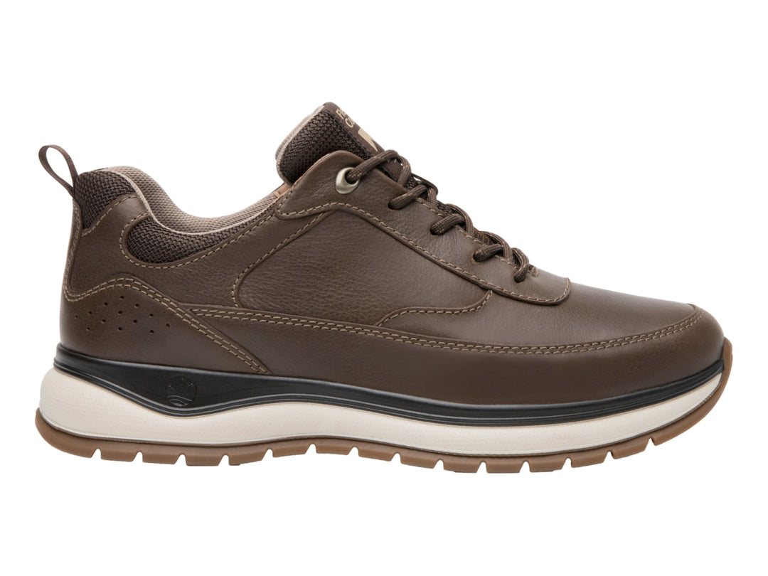 Zapato casual Flexi color chocolate con agujetas y suela blanca.