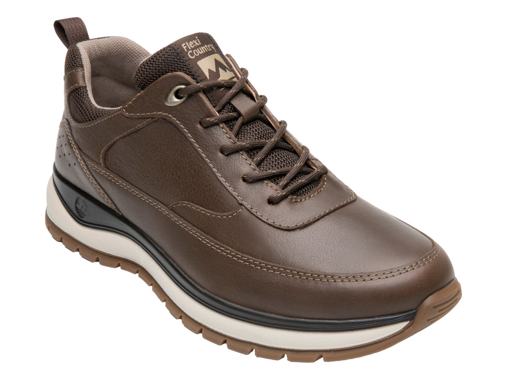Zapato casual Flexi color chocolate con agujetas y suela blanca.