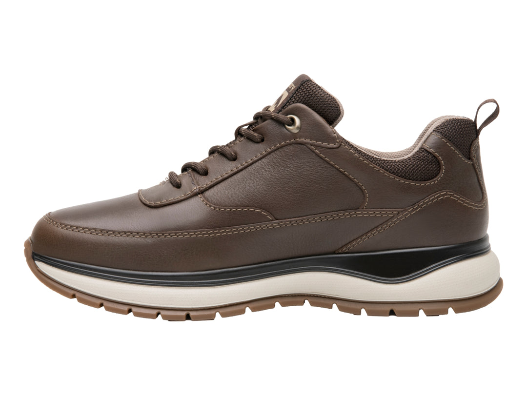 Zapato casual Flexi color chocolate con agujetas y suela blanca.