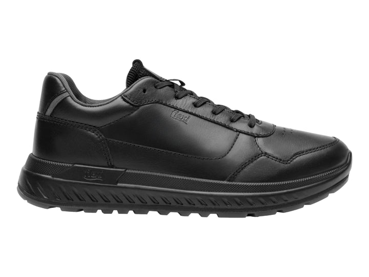 Zapato casual Flexi color negro de cuero con agujetas y suela robusta sobre fondo blanco.