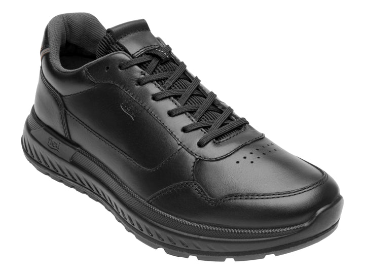 Zapato casual Flexi color negro de cuero con agujetas y suela robusta sobre fondo blanco.
