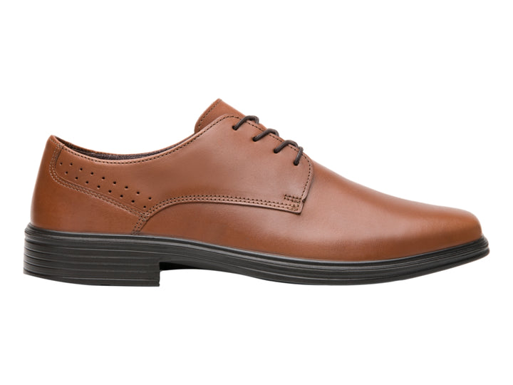 Zapato Oxford Flexi color tan con suela negra y detalles perforados en el talón.