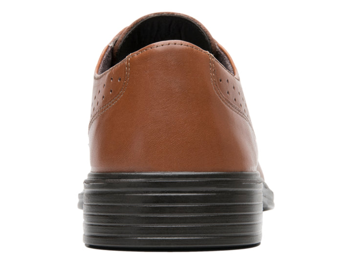 Zapato Oxford Flexi color tan con suela negra y detalles perforados en el talón.