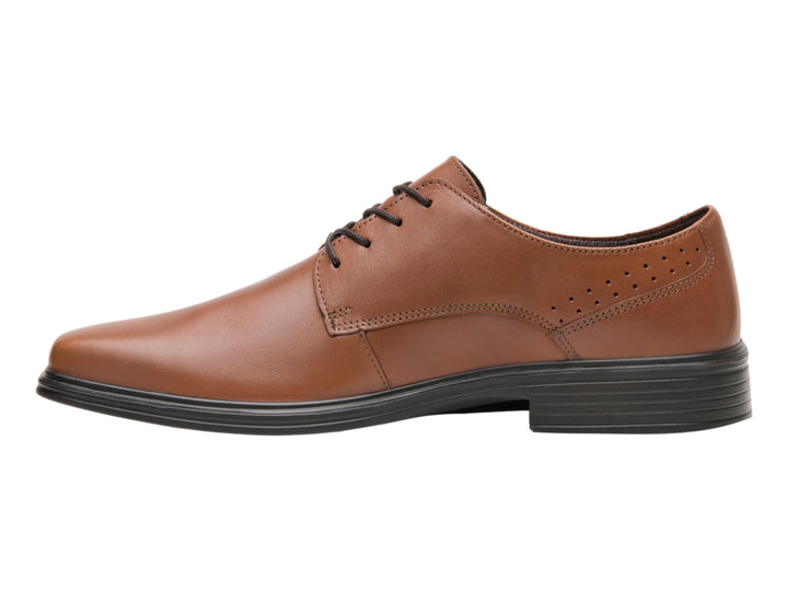 Zapato Oxford Flexi color tan con suela negra y detalles perforados en el talón.