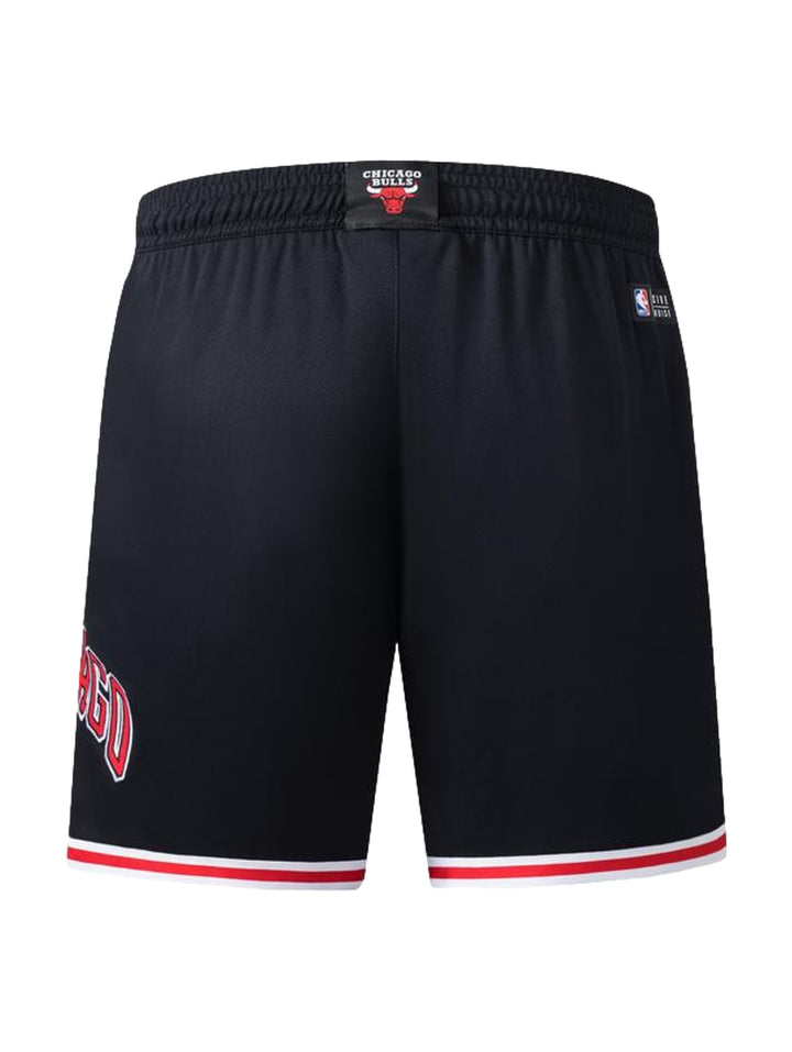 Shorts deportivos negros de la NBA con detalles en rojo y blanco y logo de los Chicago Bulls.