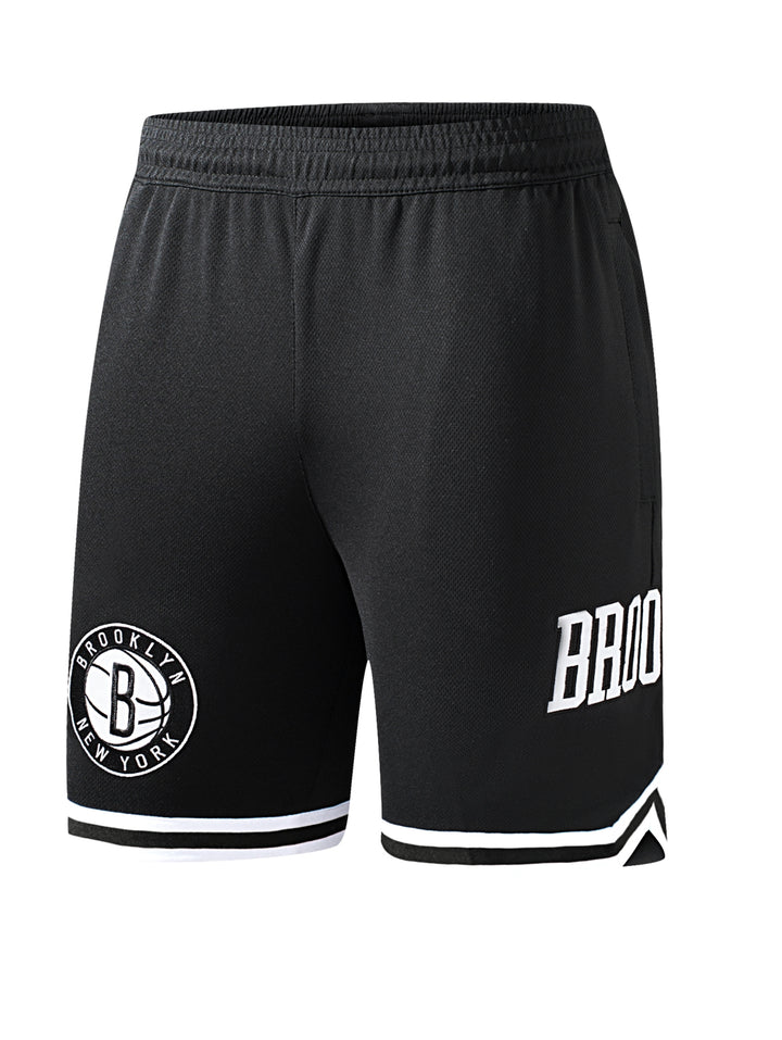 Pantalones cortos deportivos color negro con detalles blancos y logo de Brooklyn Nets.