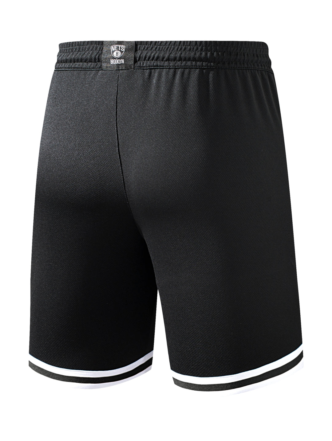 Pantalones cortos deportivos color negro con detalles blancos y logo de Brooklyn Nets.