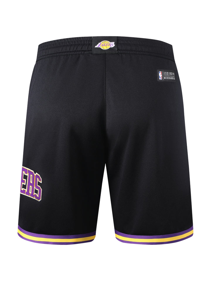 Short deportivo negro de la NBA con franjas moradas y amarillas y logo de los Lakers.