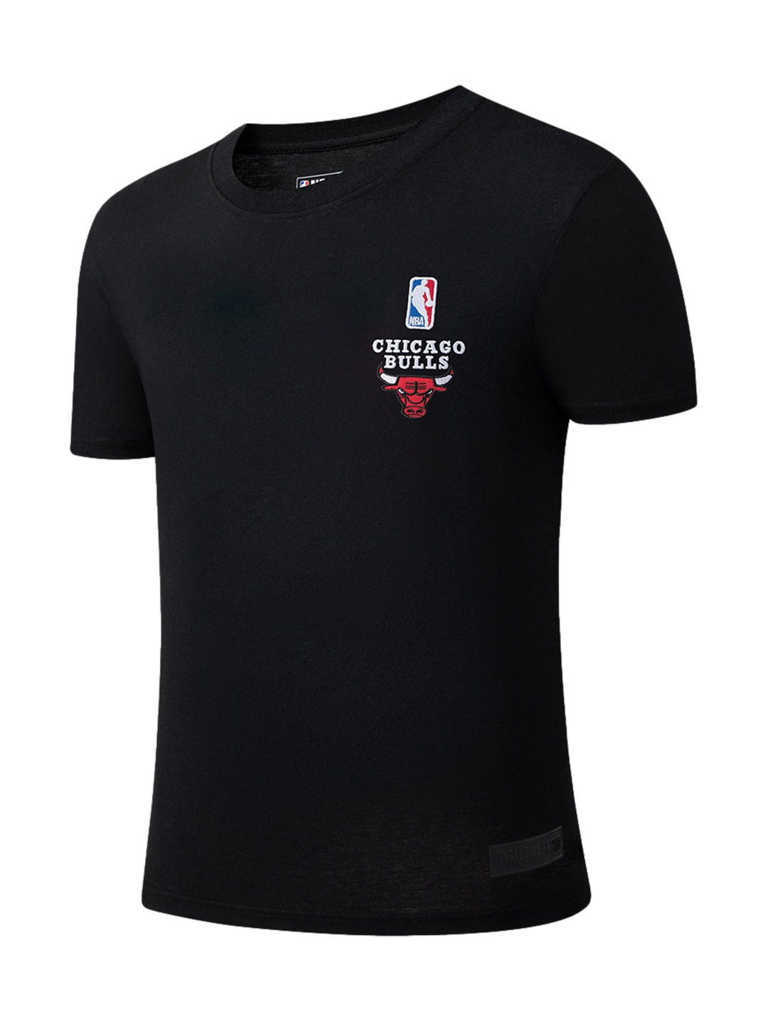 Playera deportiva color negro de manga corta con logotipo de los Chicago Bulls en el pecho.