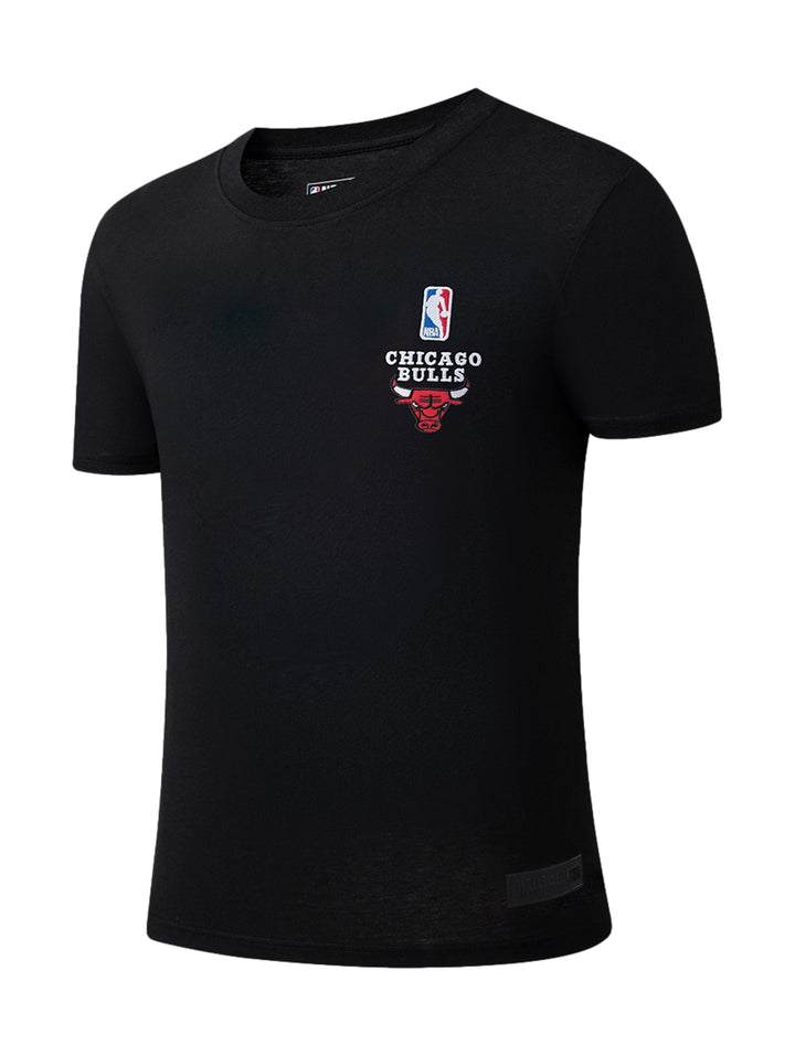 Playera deportiva color negro de manga corta con logotipo de los Chicago Bulls en el pecho.