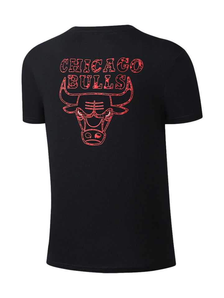 Playera deportiva color negro de manga corta con logotipo de los Chicago Bulls en el pecho.
