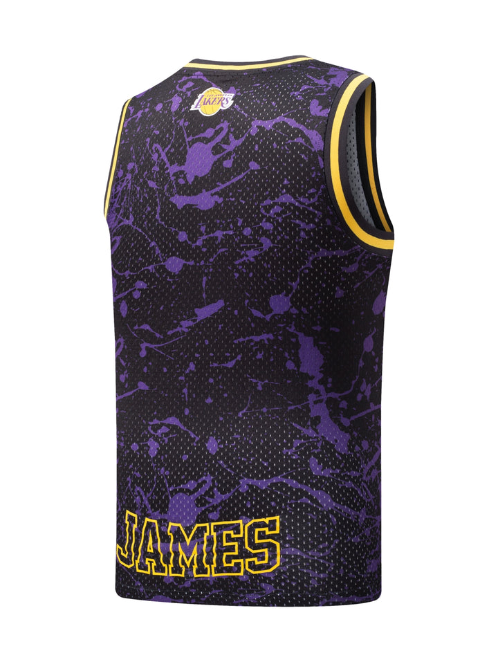 Camiseta deportiva sin mangas color morado y negro con el nombre Lakers y número 23 en amarillo.
