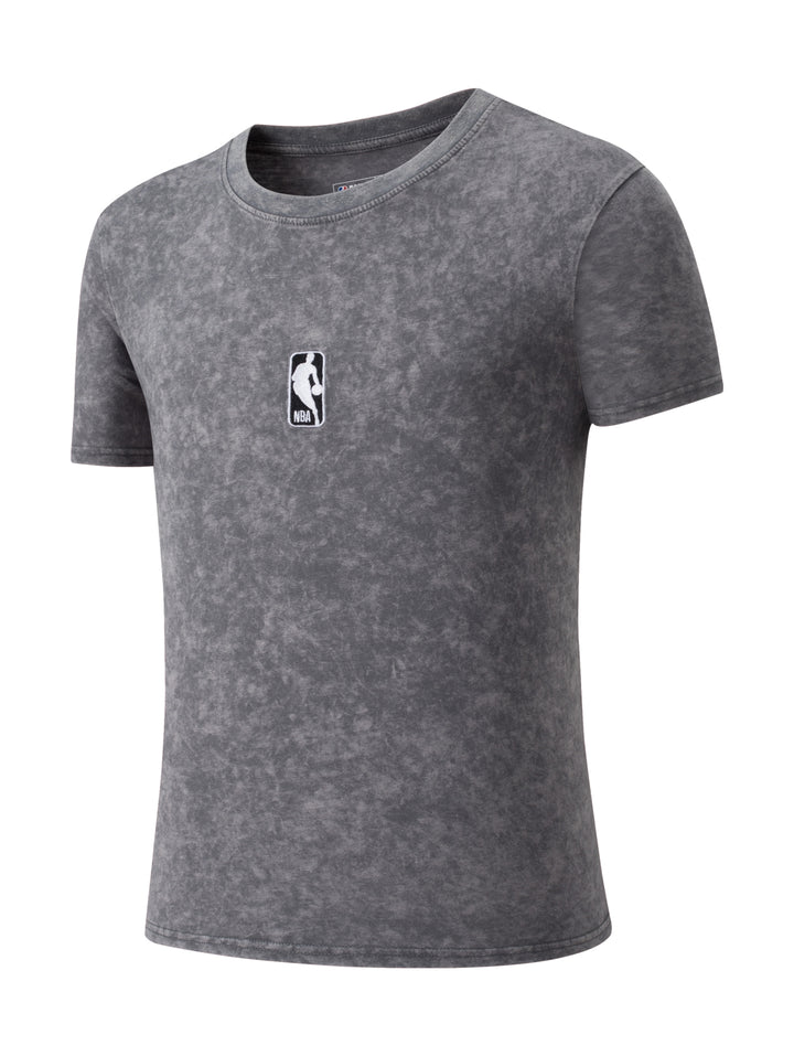 Camiseta gris con efecto jaspeado y logotipo de la NBA en el pecho.