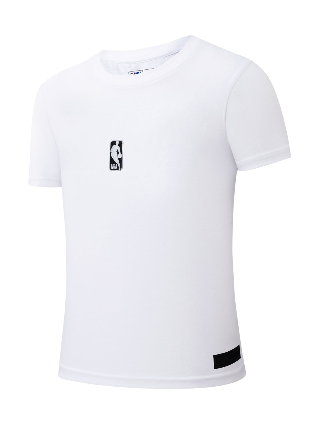 Camiseta deportiva blanca de manga corta con logotipo de la NBA en el pecho.