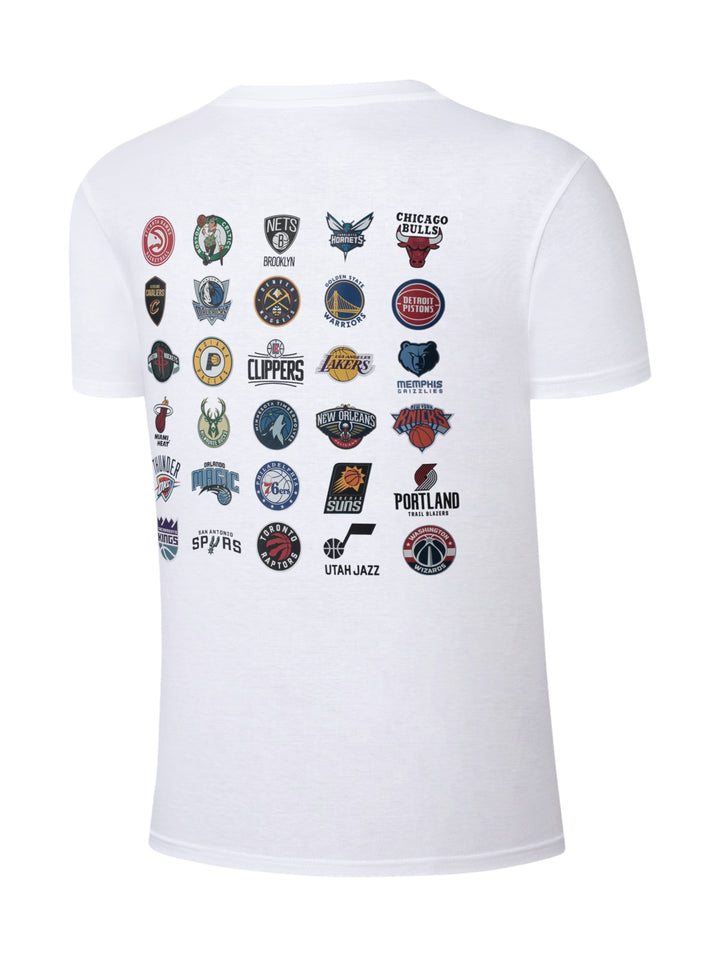 Camiseta deportiva blanca de manga corta con logotipo de la NBA en el pecho.