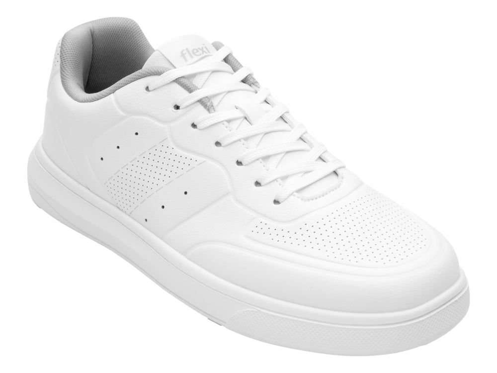 Tenis Flexi color blanco para adulto, estilo casual con agujetas y detalles perforados en el lateral.