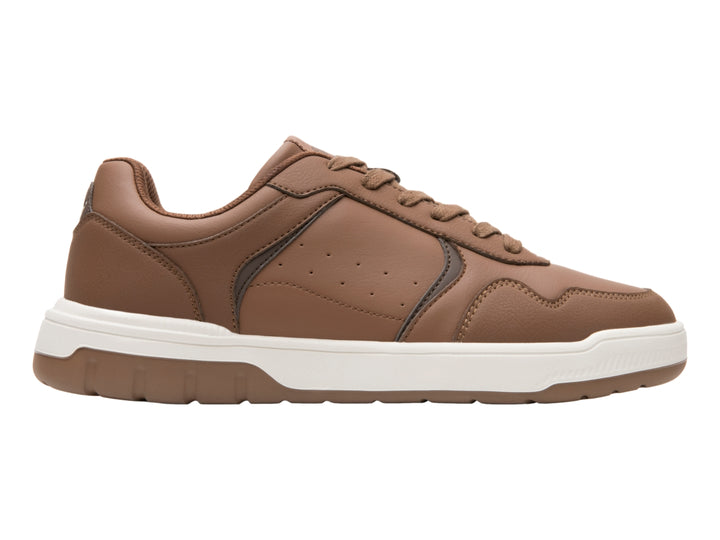 Tenis casuales Flexi color marrón tan con suela blanca y detalles en marrón oscuro.