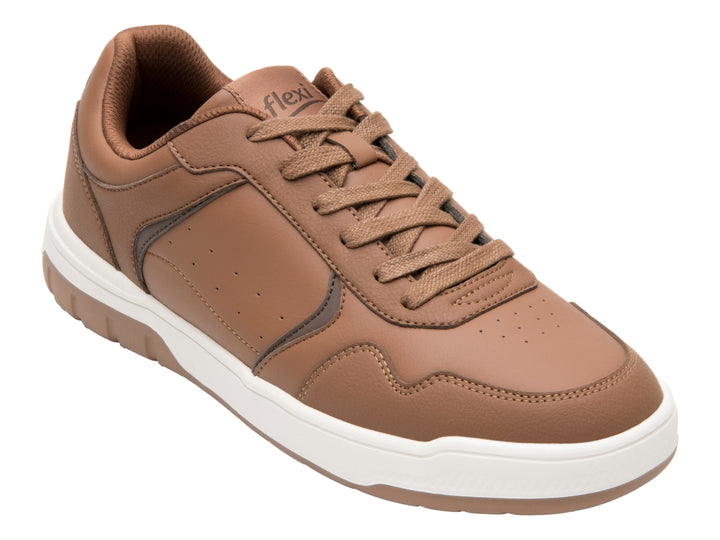 Tenis casuales Flexi color marrón tan con suela blanca y detalles en marrón oscuro.