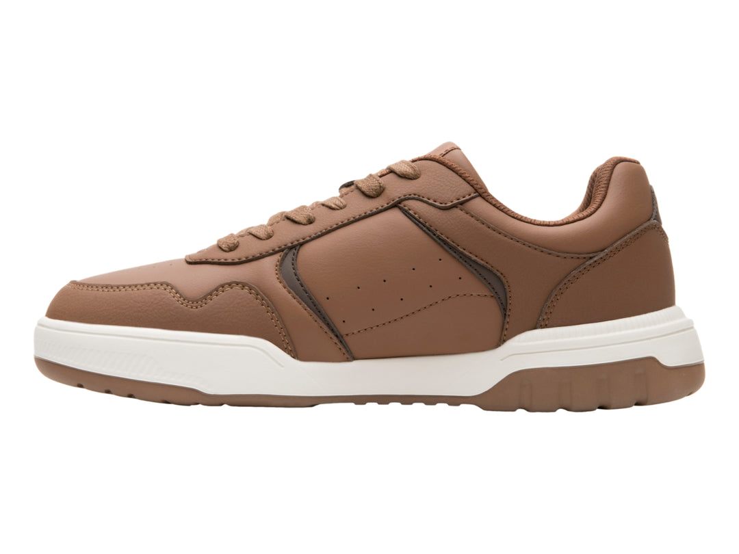 Tenis casuales Flexi color marrón tan con suela blanca y detalles en marrón oscuro.
