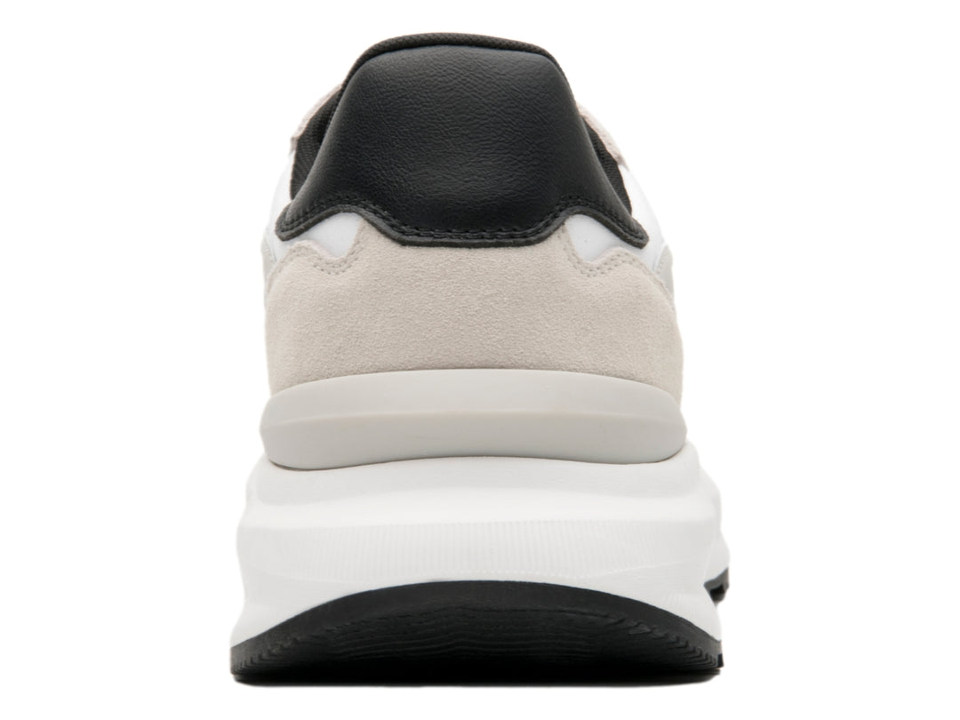 Tenis Flexi color blanco y gris con detalles negros y suela blanca ancha