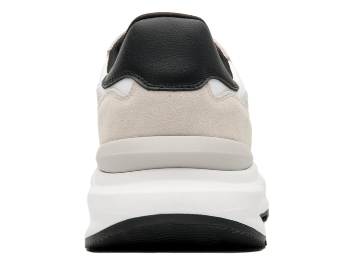 Tenis Flexi color blanco y gris con detalles negros y suela blanca ancha