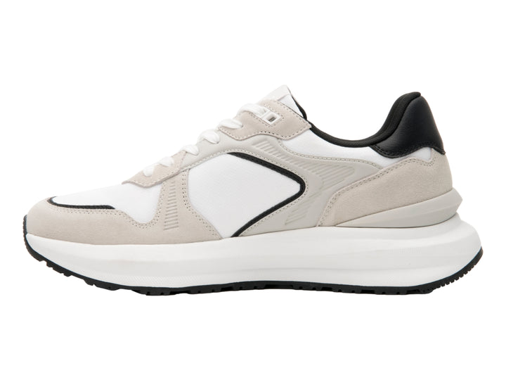 Tenis Flexi color blanco y gris con detalles negros y suela blanca ancha