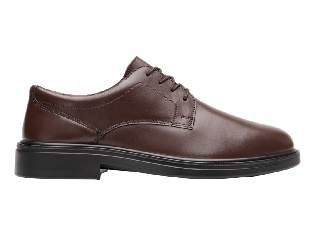 Zapato formal Flexi color tinto con cordones y suela negra para hombre.